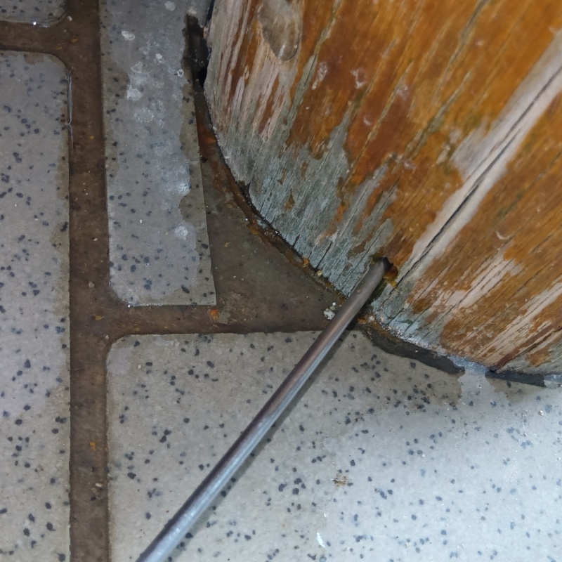 傷んだ木材の内部にシロアリ駆除剤を注入