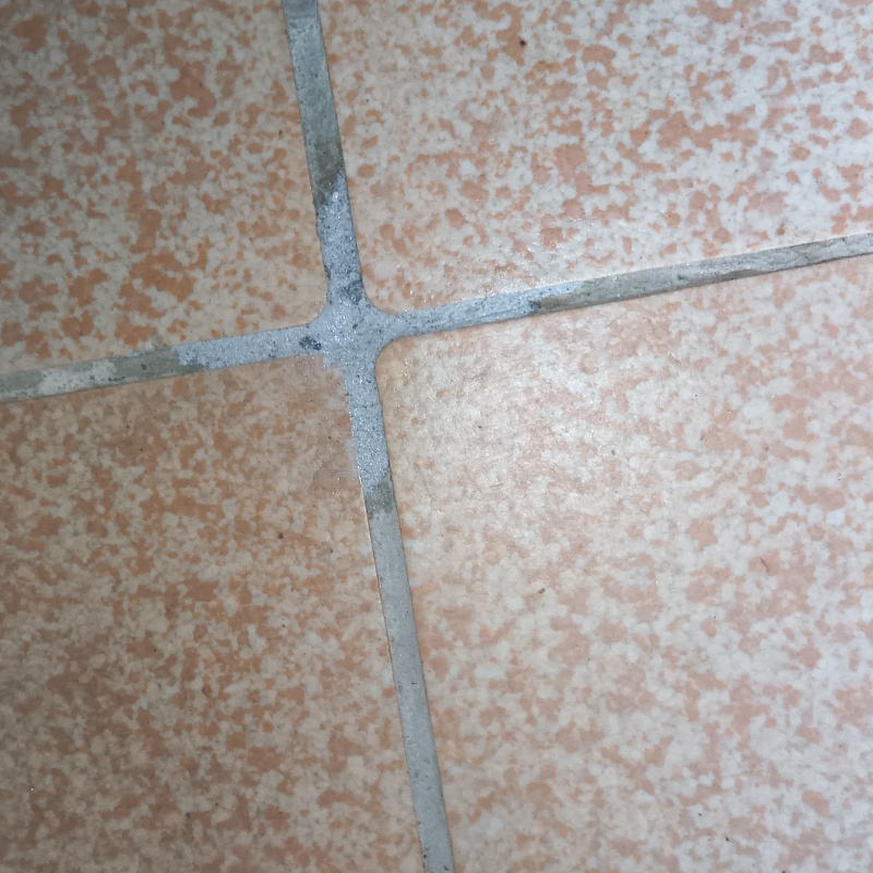 開けた穴をパテで補修