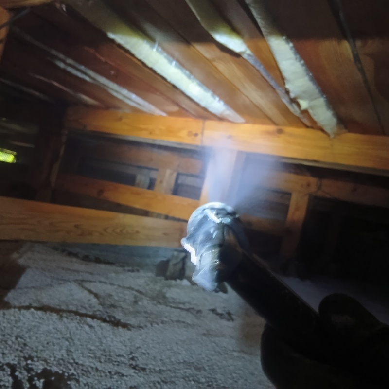 床下断熱材に防蟻剤を散布