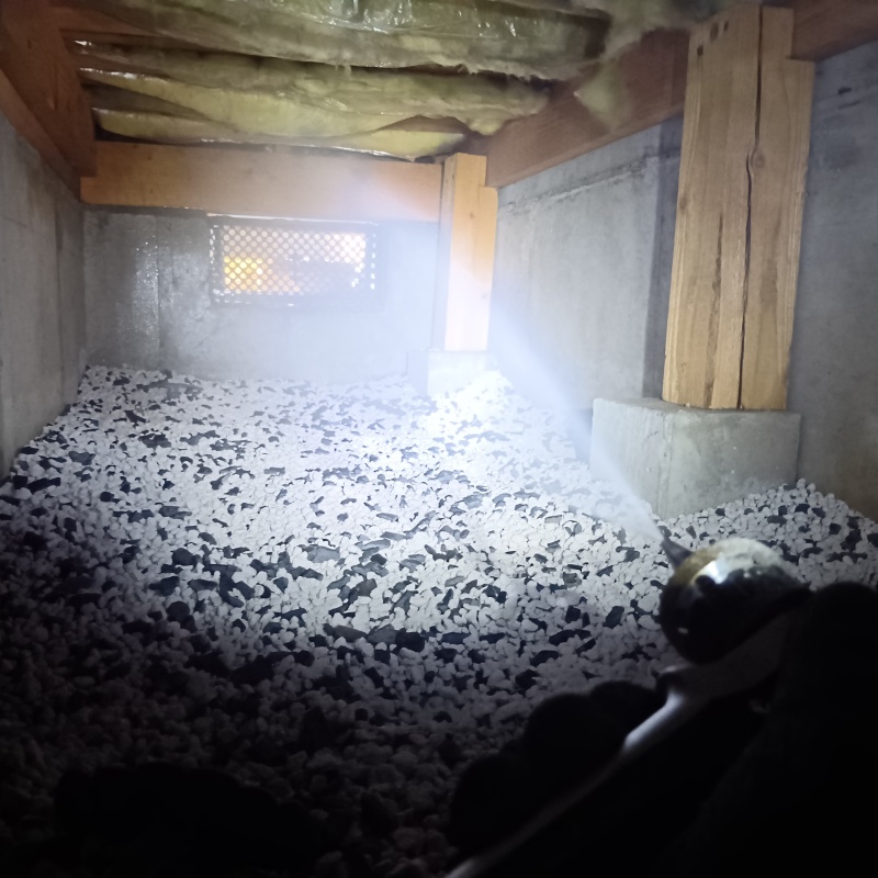 地面・基礎に防蟻剤を散布