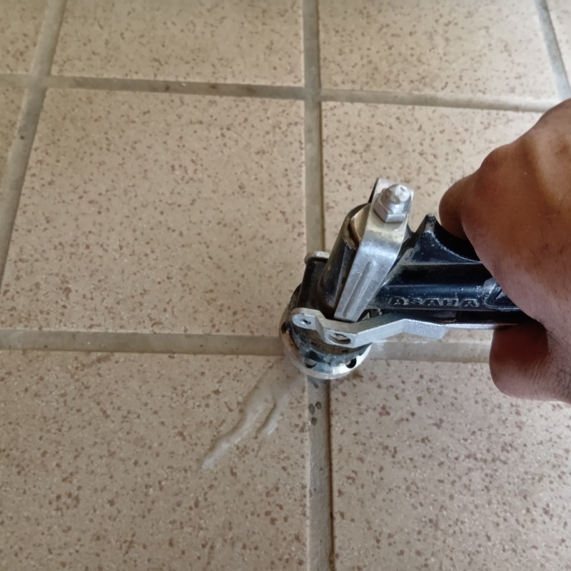 玄関床の目地から防蟻剤を注入