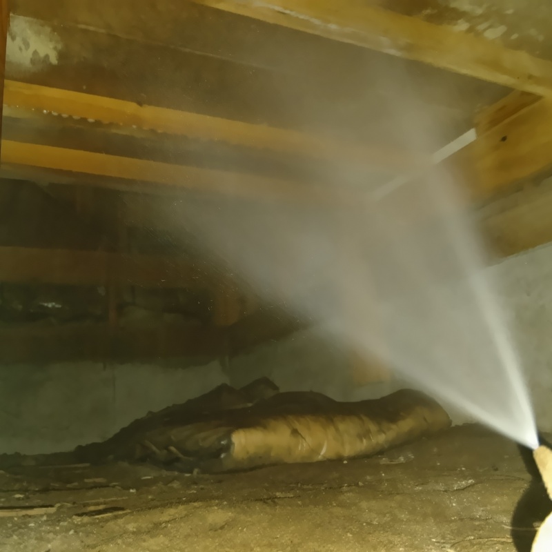 床下木材にシロアリ駆除剤を散布