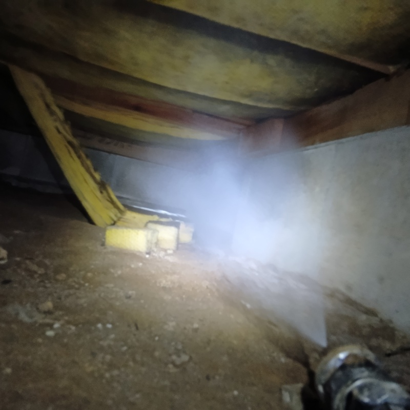 地面・基礎にシロアリ駆除剤を散布