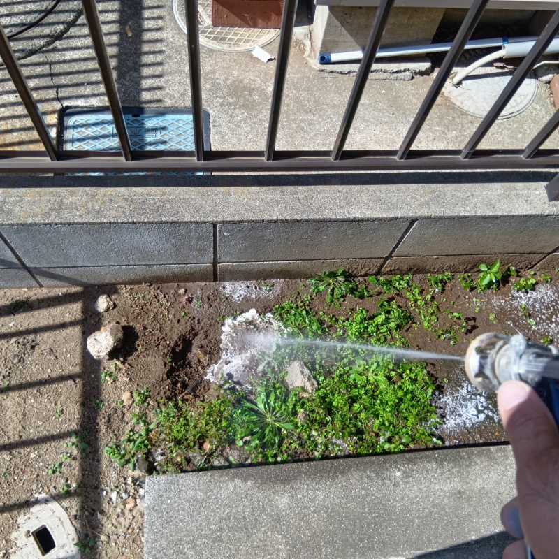 建物外周の土壌にシロアリ駆除剤を散布