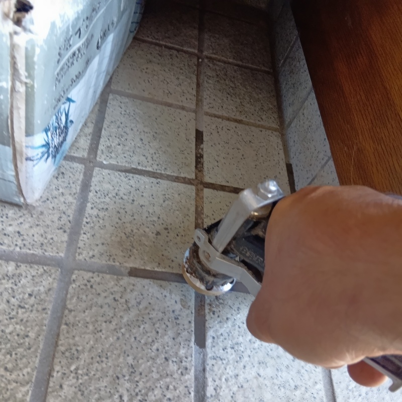 玄関床に穴を開けてシロアリ駆除剤を注入