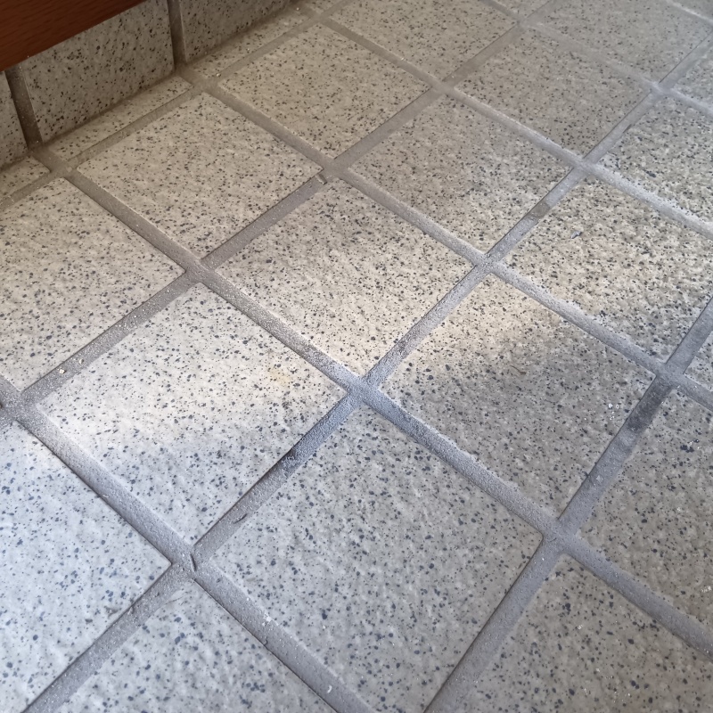 開けた穴をきれいに補修