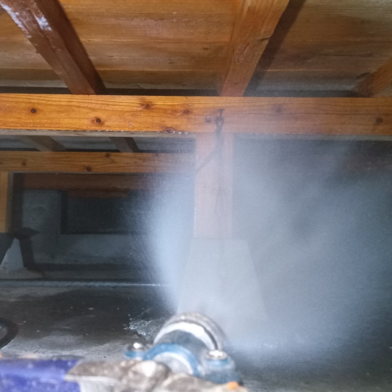 床下木材にシロアリ駆除剤を散布