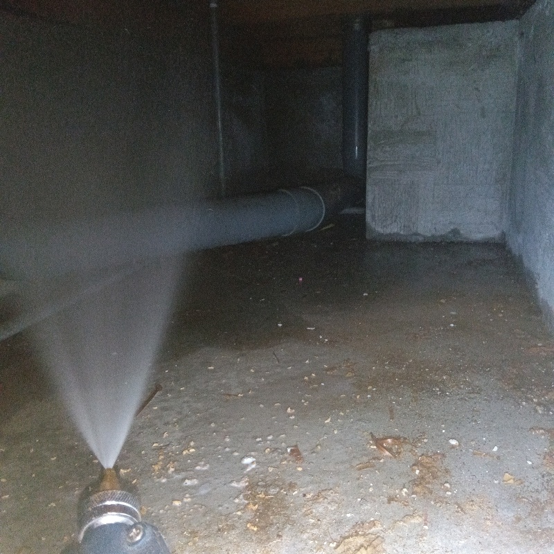 地面・基礎にシロアリ駆除剤を散布