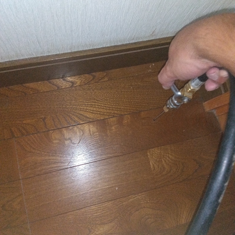 フローリングにシロアリ駆除剤を注入