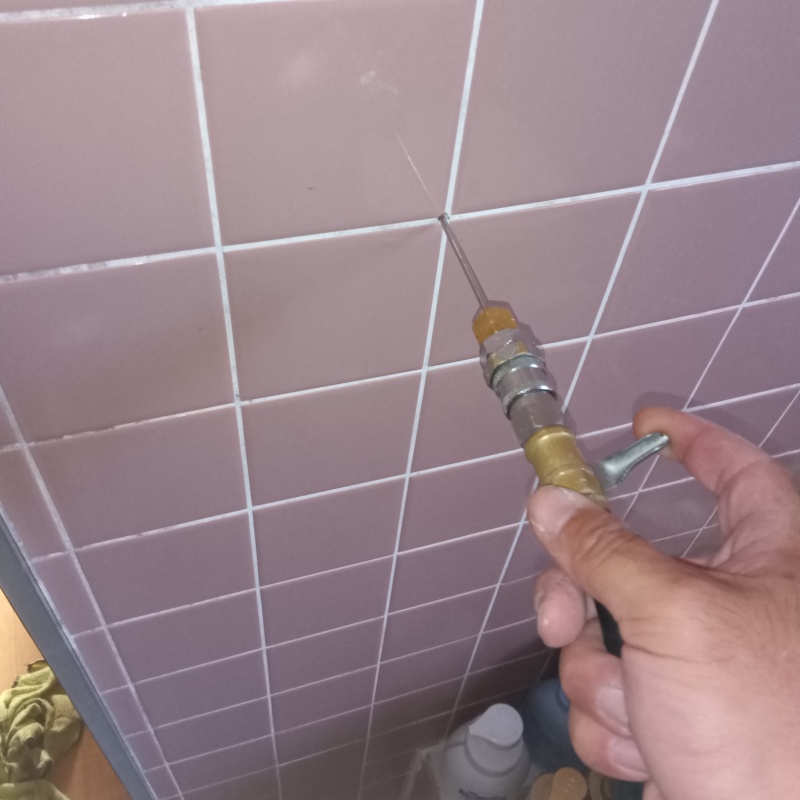 浴室壁の目地からシロアリ駆除剤を注入