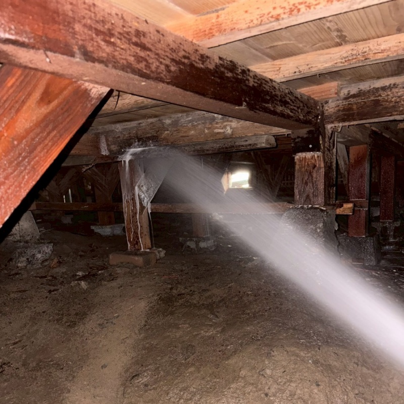 床下木材にシロアリ駆除剤を散布