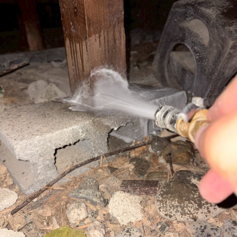 地面にシロアリ駆除剤を散布