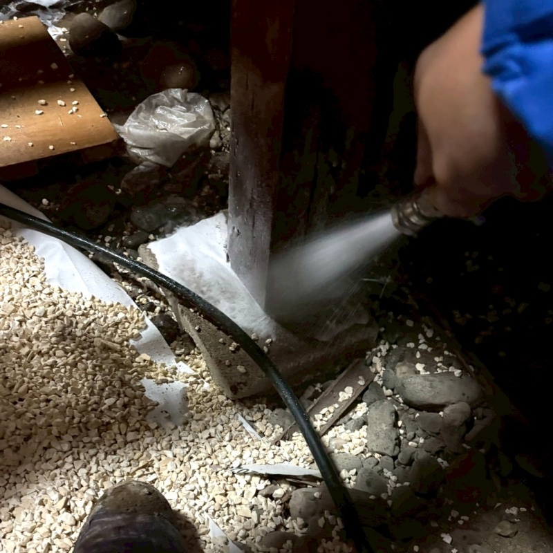 束石まわりにシロアリ駆除剤を散布