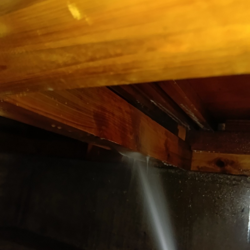 床下木材にシロアリ駆除剤を散布