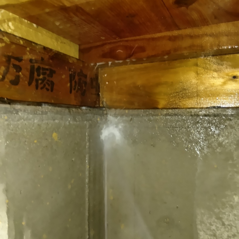 基礎にシロアリ駆除剤を散布