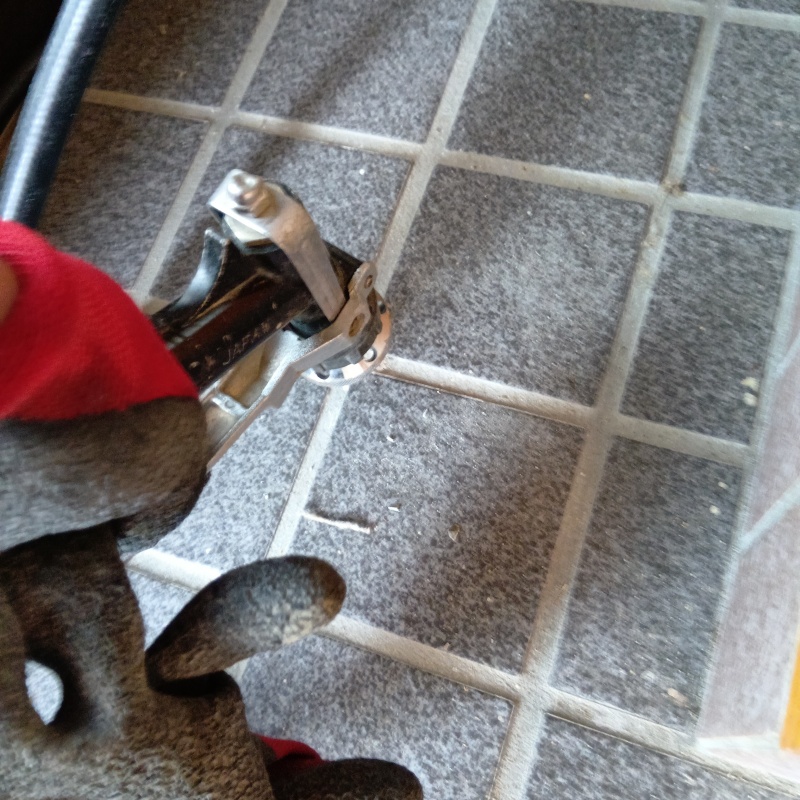 玄関床に穴を開けてシロアリ駆除剤を注入