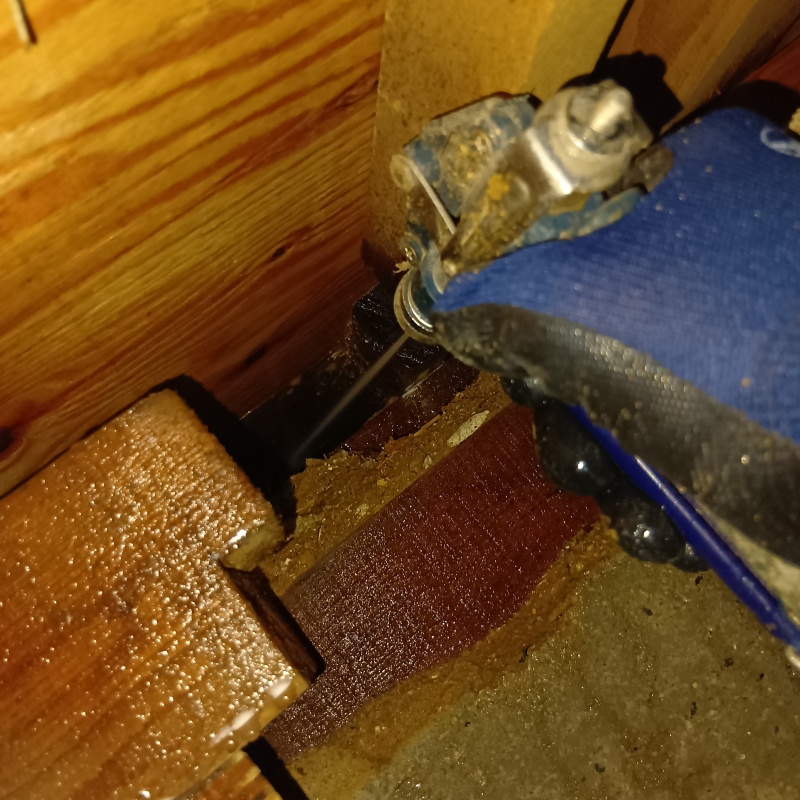 床下木材にシロアリ駆除剤を散布