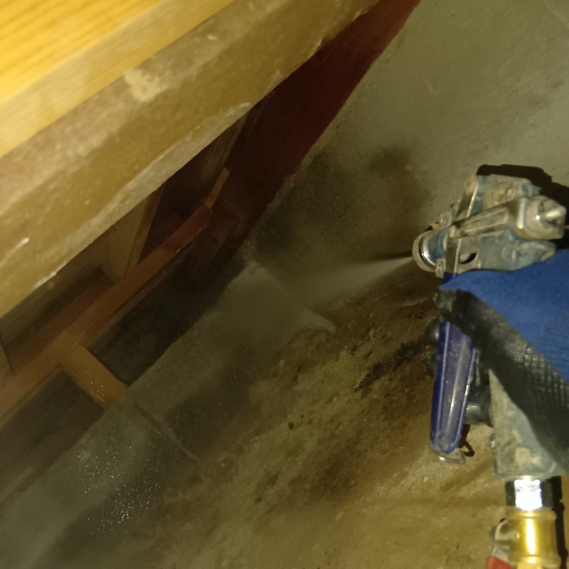 地面・基礎にシロアリ駆除剤を吹き付けている様子