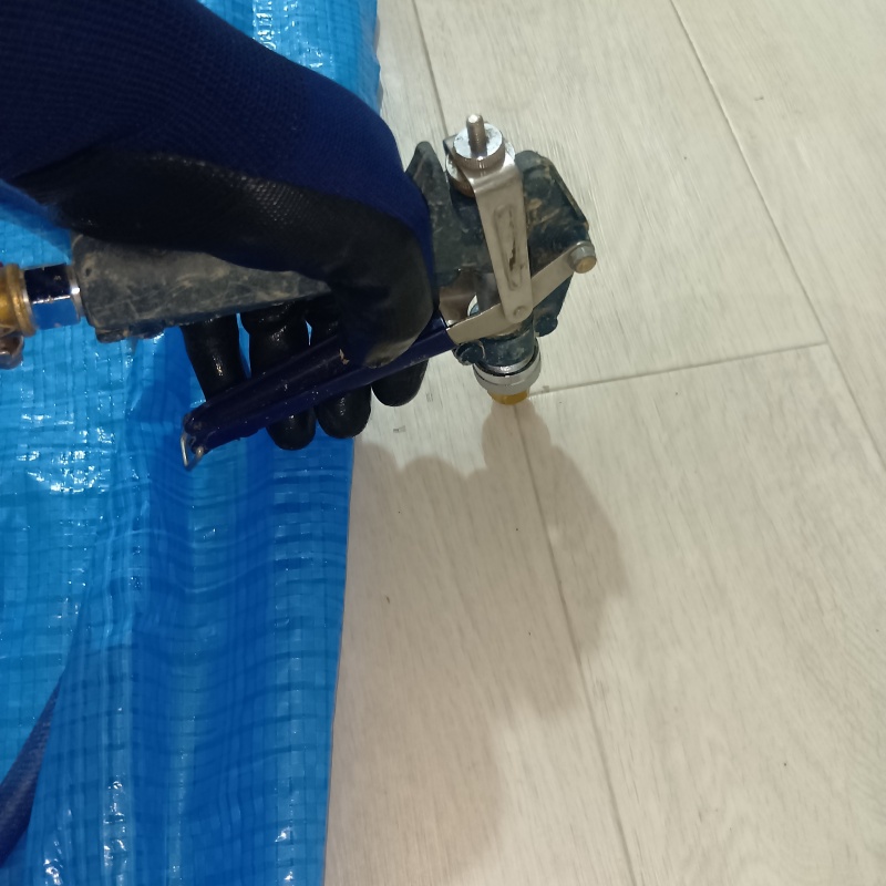 床に穴を開けてシロアリ駆除剤を注入