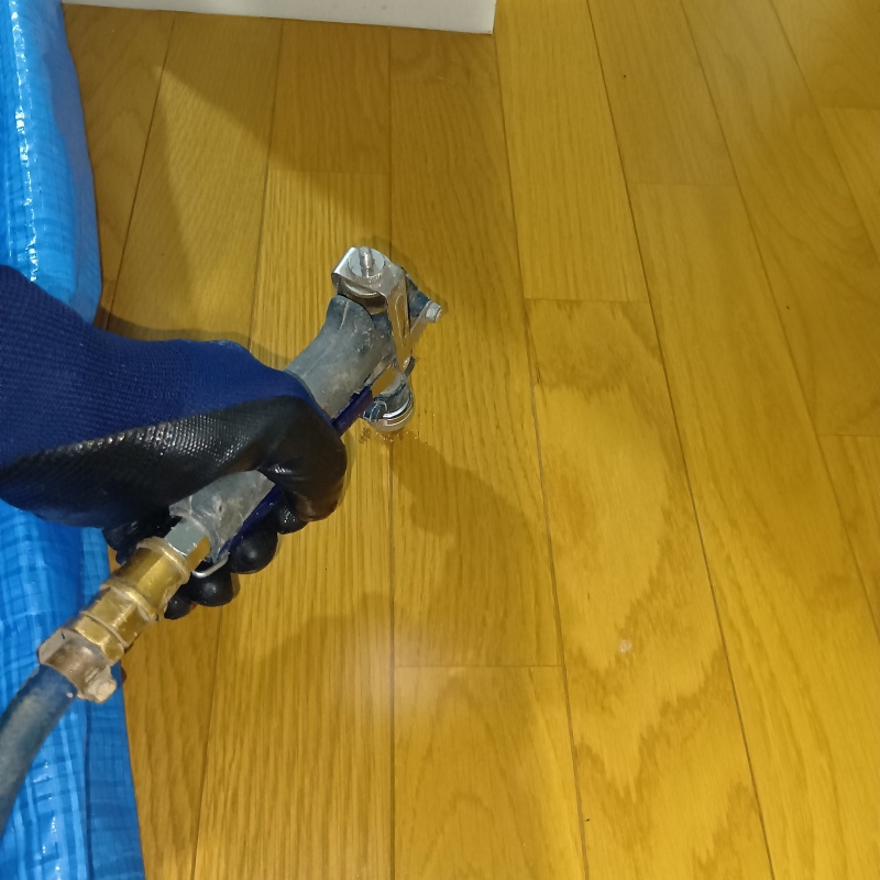 フローリングの目地からシロアリ駆除剤を注入