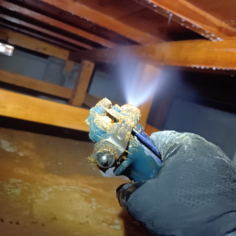 床下木材にシロアリ駆除剤を散布