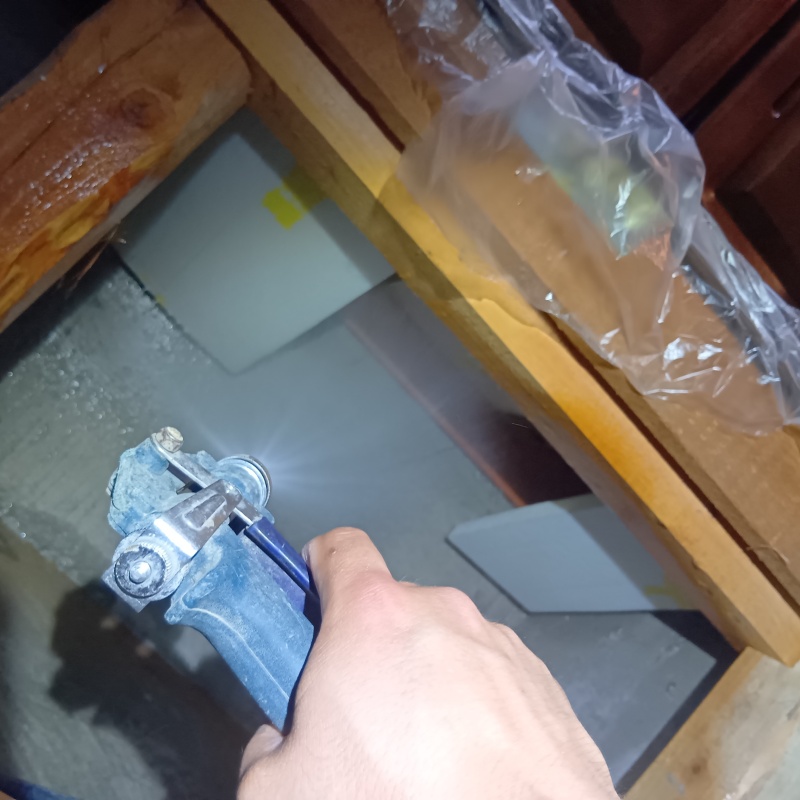 地面・基礎にシロアリ駆除剤を散布