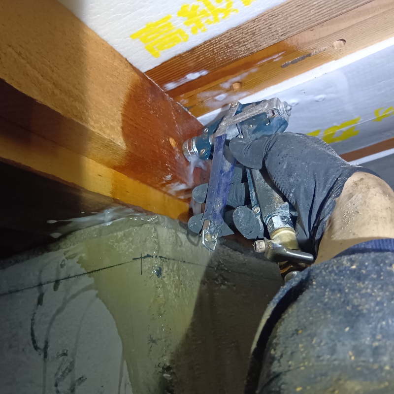 床下木材に穴を開けてシロアリ駆除剤を注入