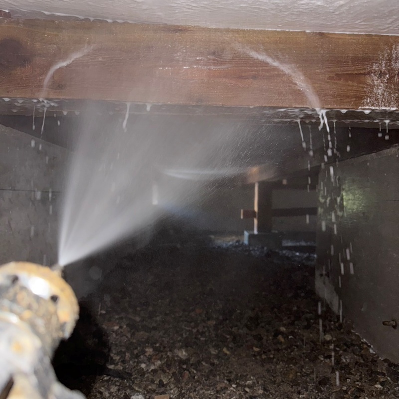 床下木材にシロアリ駆除剤を散布