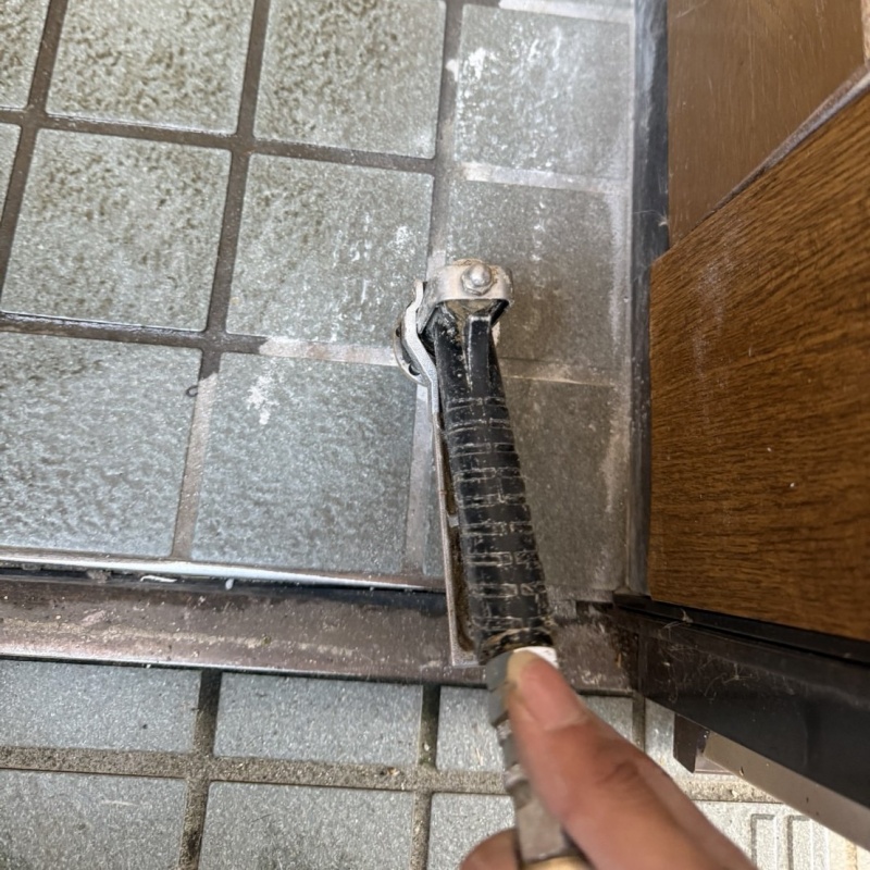 玄関床の目地からシロアリ駆除剤を注入