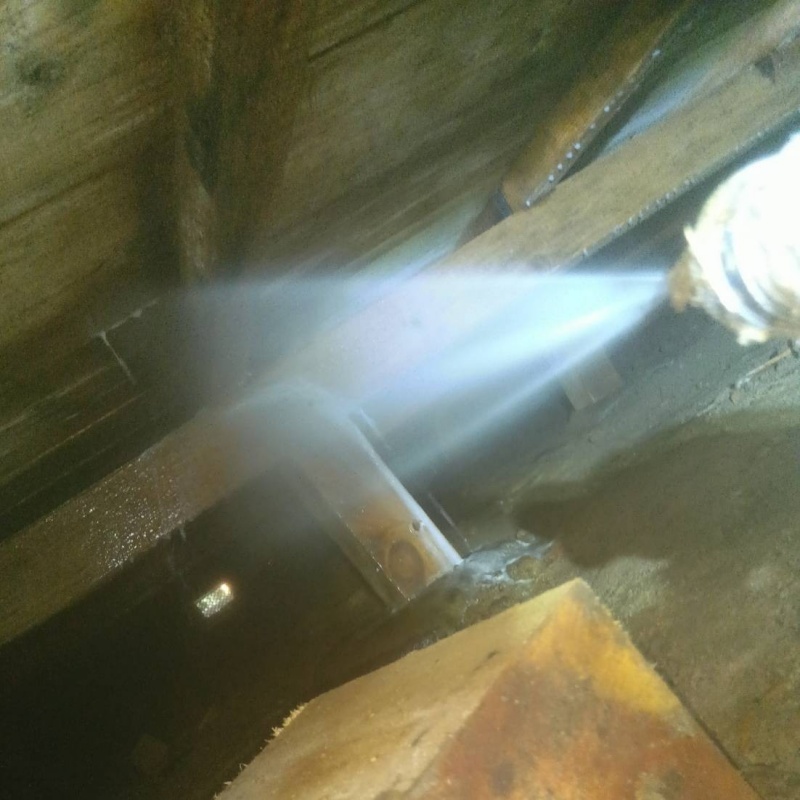 床下木材にシロアリ駆除剤を散布