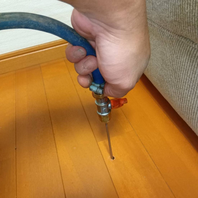 フローリングに穴を開けてシロアリ駆除剤を注入