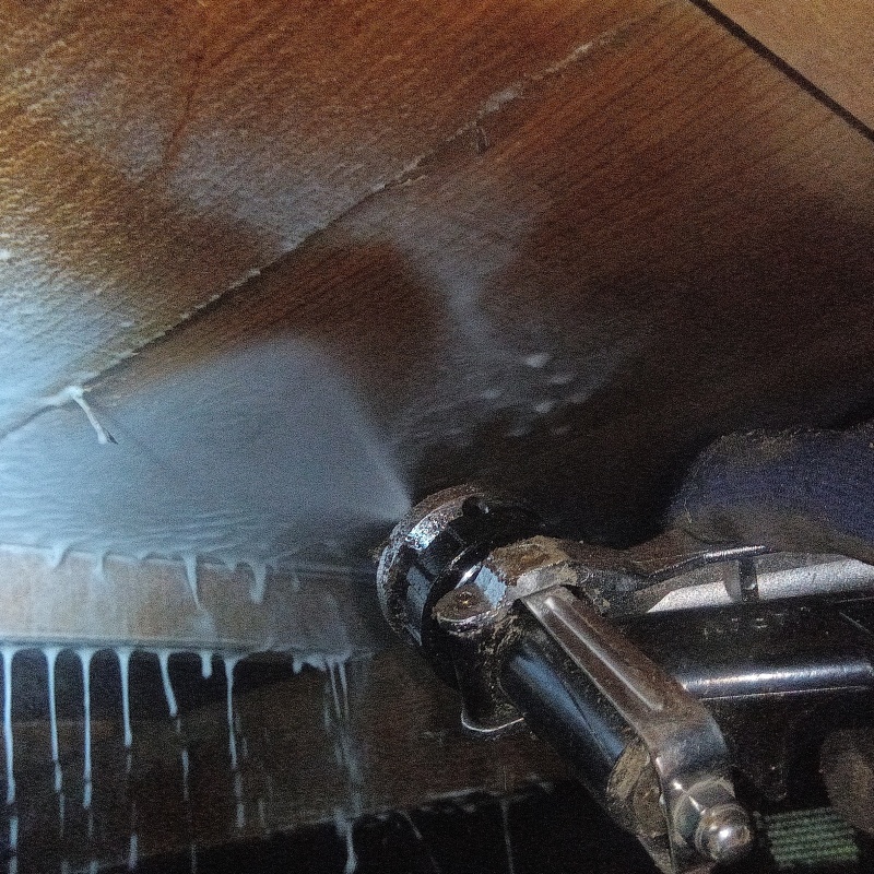 床下木材にシロアリ駆除剤を散布