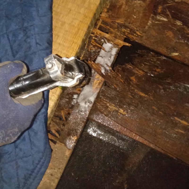 傷んだ木材にシロアリ駆除剤を散布