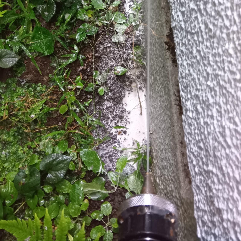 建物外周の土壌にシロアリ駆除剤を散布