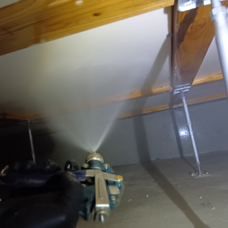 床下断熱材に防蟻剤を散布