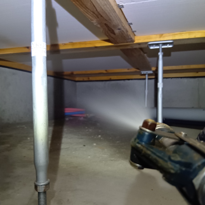 地面・基礎に防蟻剤を散布