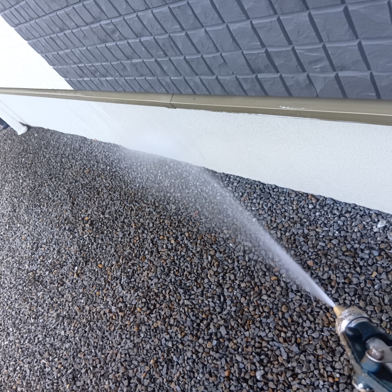 建物外周の土壌に防蟻剤を散布