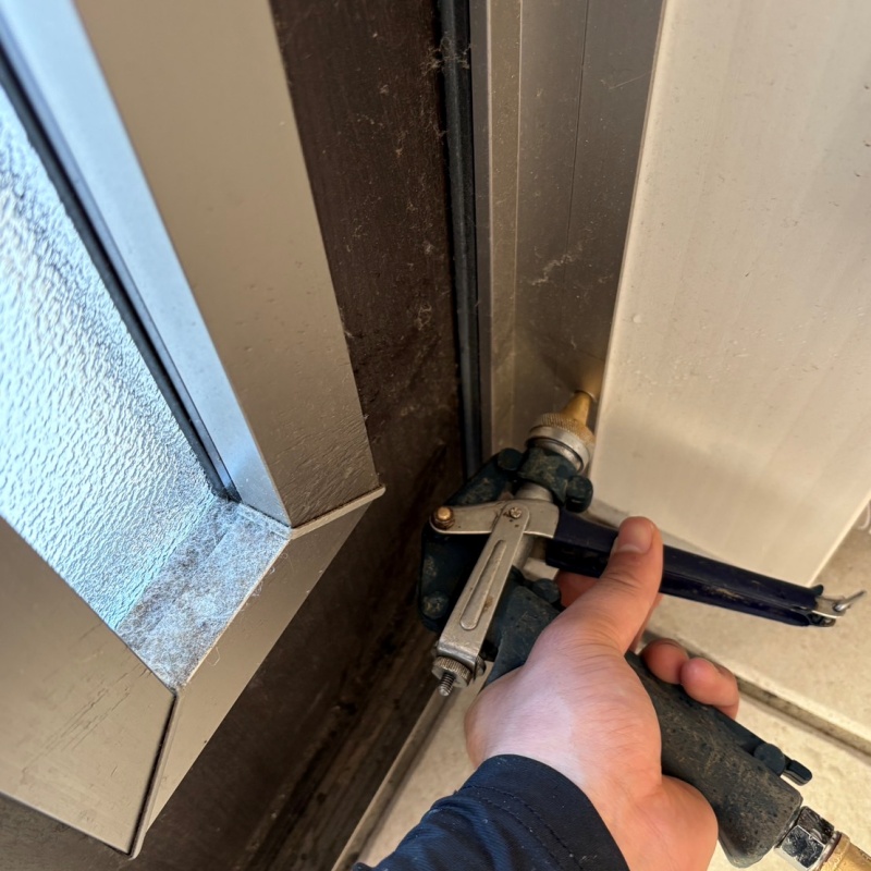 壁に穴を開けて防蟻剤を注入