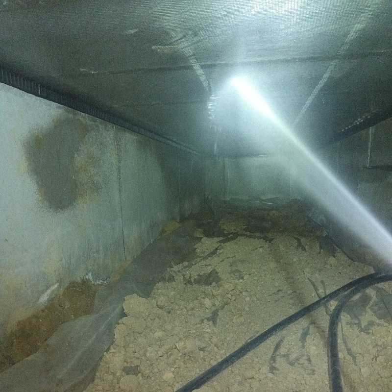 床下断熱材に防蟻剤を散布