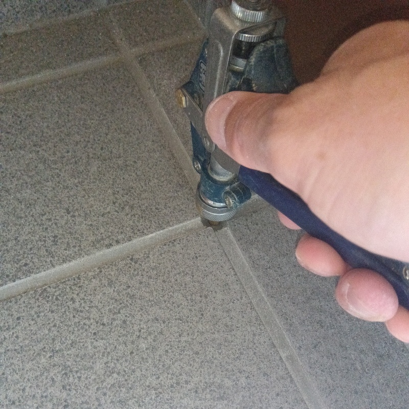 玄関床に穴を開けて防蟻剤を注入