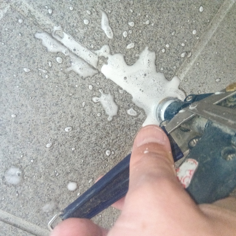 玄関床の目地から防蟻剤を注入