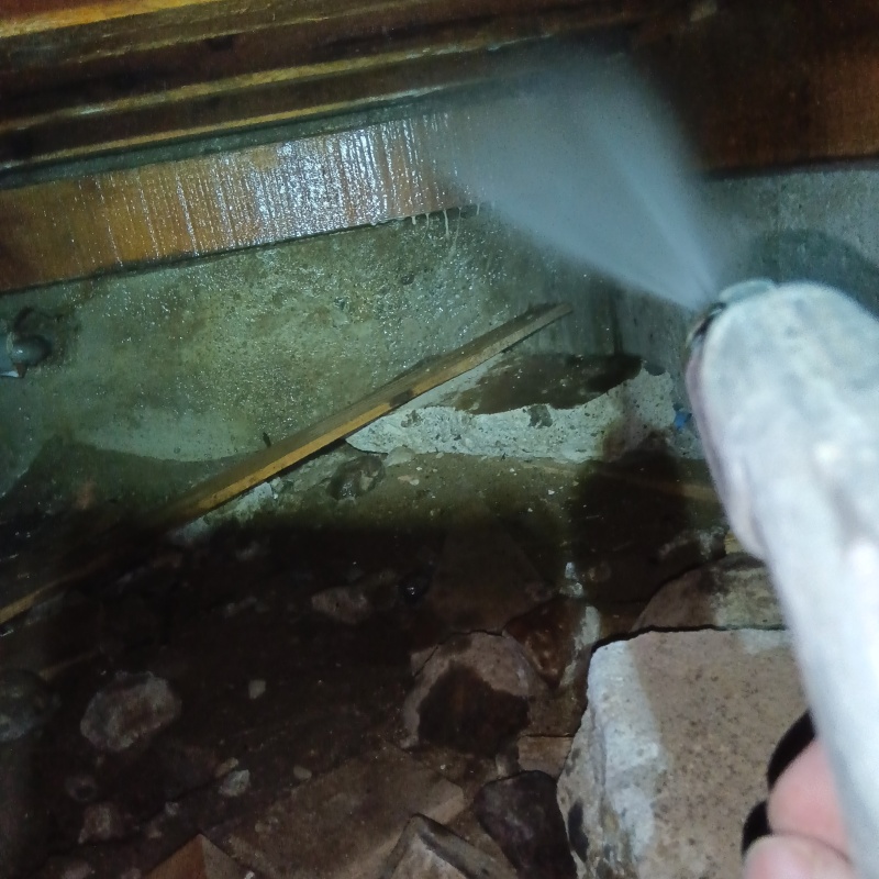 床下木材にシロアリ駆除剤を散布