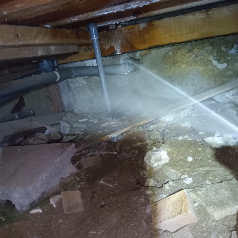 地面・基礎にシロアリ駆除剤を吹き付けている様子