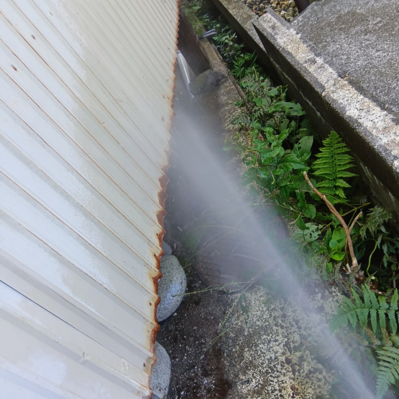 建物外周の土壌にシロアリ駆除剤を散布