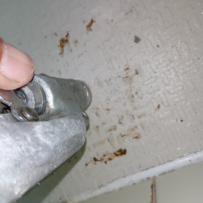 床に穴を開けてシロアリ駆除剤を注入