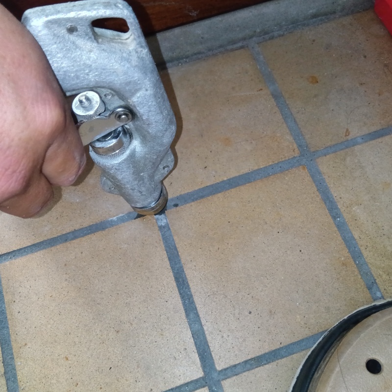 玄関床の目地からシロアリ駆除剤を注入