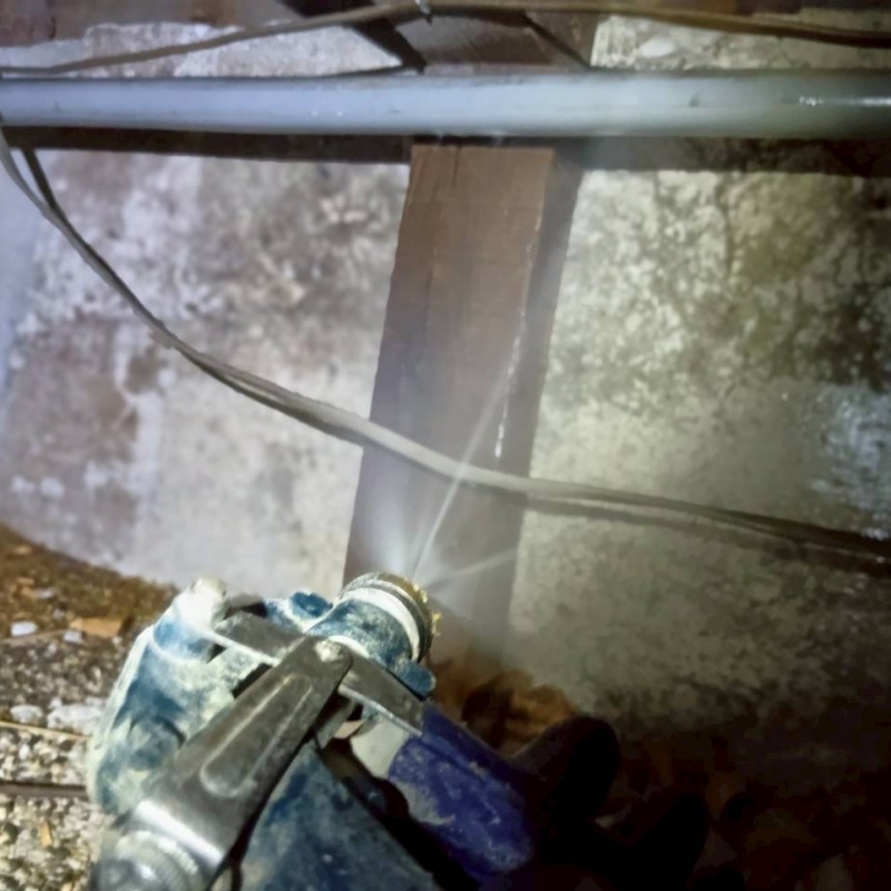 床下木材にシロアリ駆除剤を散布