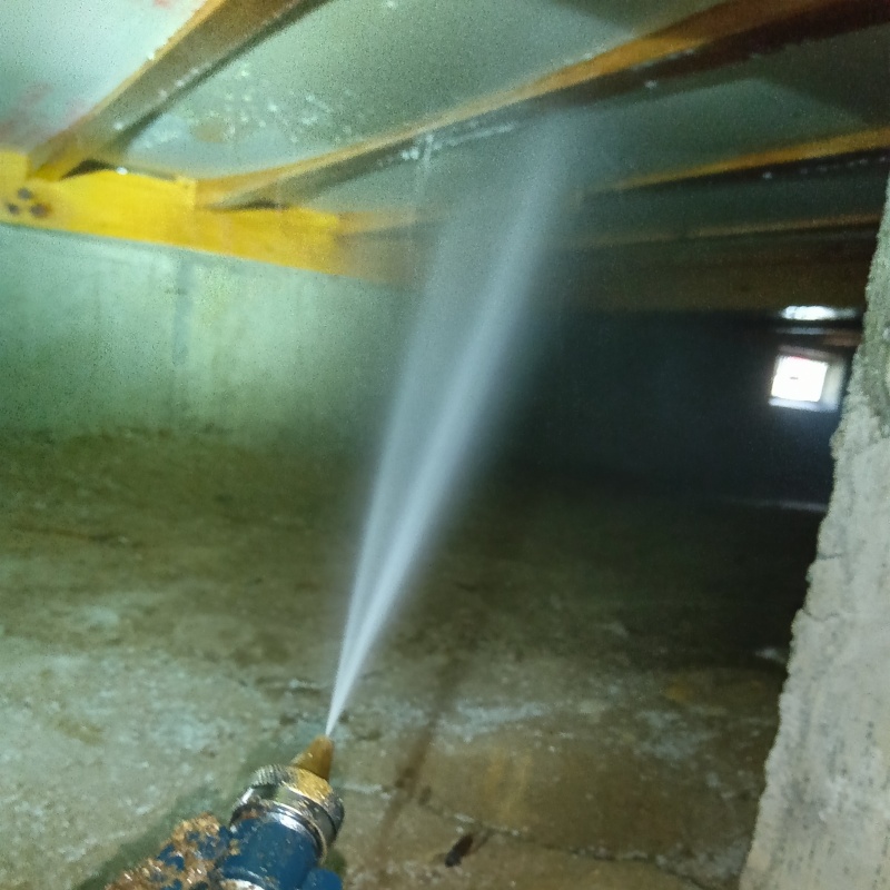 床下木材にシロアリ駆除剤を散布