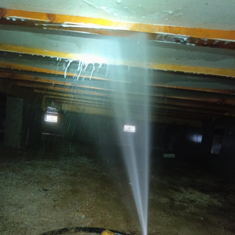 床下断熱材にシロアリ駆除剤を散布