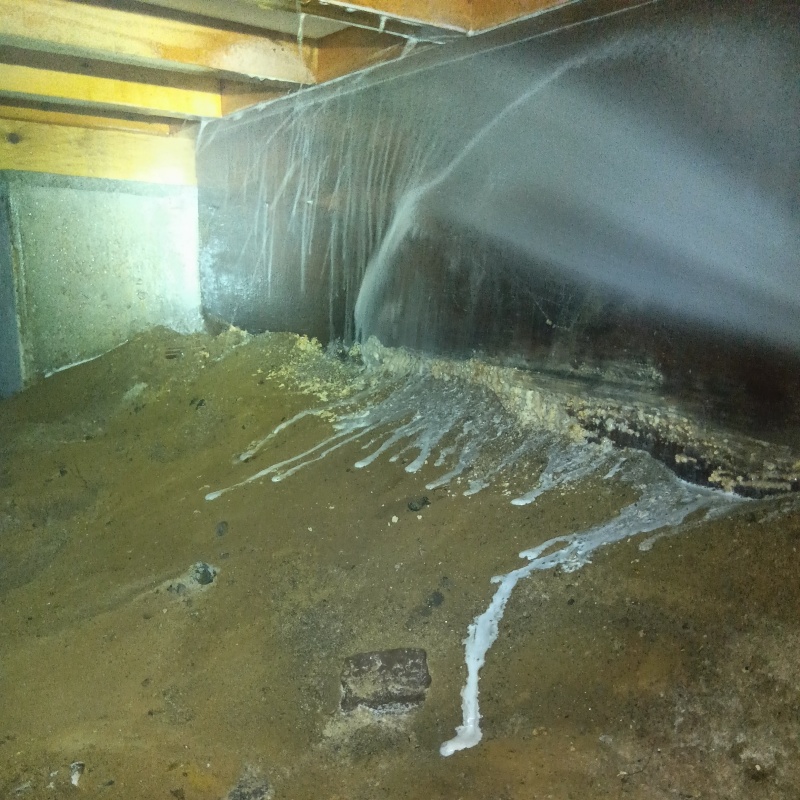 基礎にシロアリ駆除剤を散布